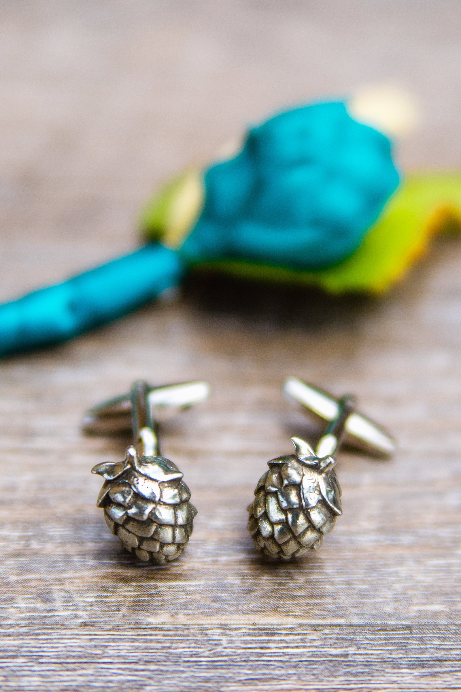 Groom's wedding day details of hops cuff links by PMA Photography.