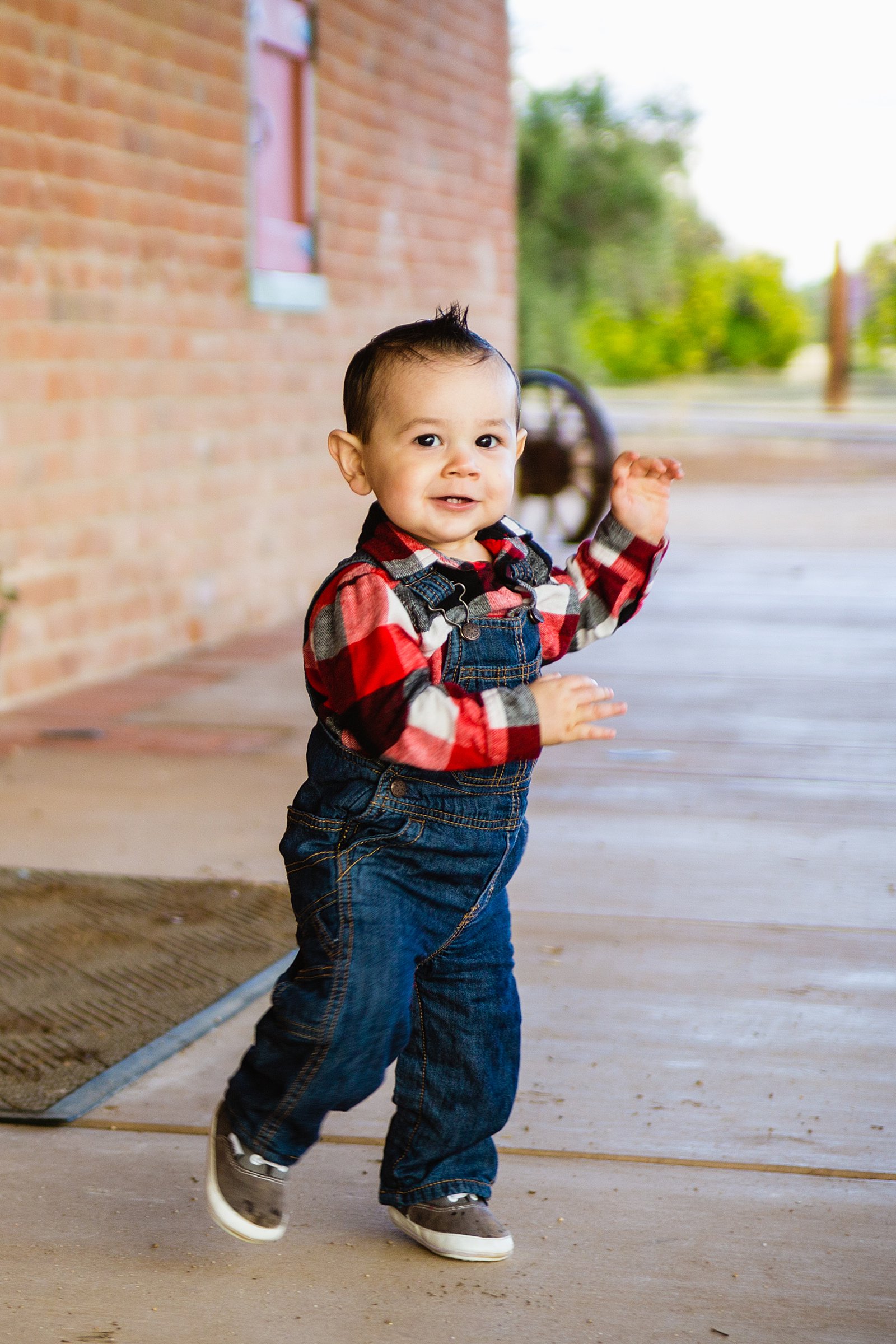 Baby's first birthday photography session at Sahuaro Ranch by Phoenix family photographer PMA Photography.