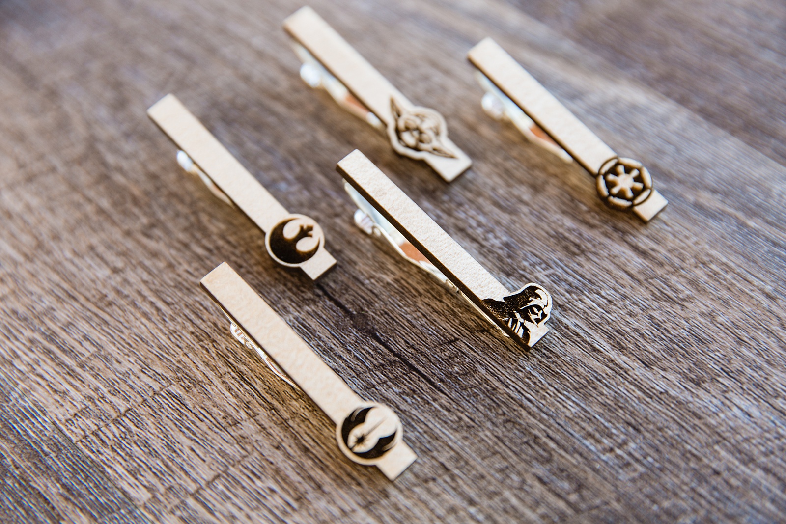 Unique and nerdy groomsmen gifts of wooden Star Wars tie clips by Arizona wedding photographer PMA Photography.
