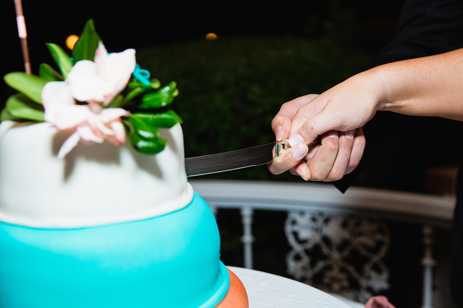 Bride and Groom cutting their wedding cake at their Stonebridge Manor wedding reception by Arizona wedding photographer PMA Photography.