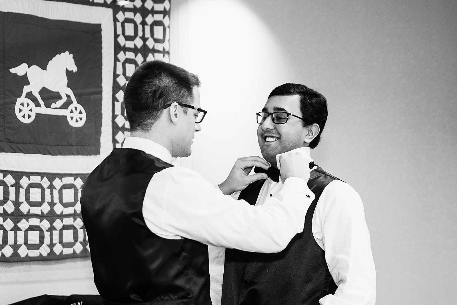 Groom and groomsmen getting ready for his wedding by Phoenix wedding photographers PMA Photography.