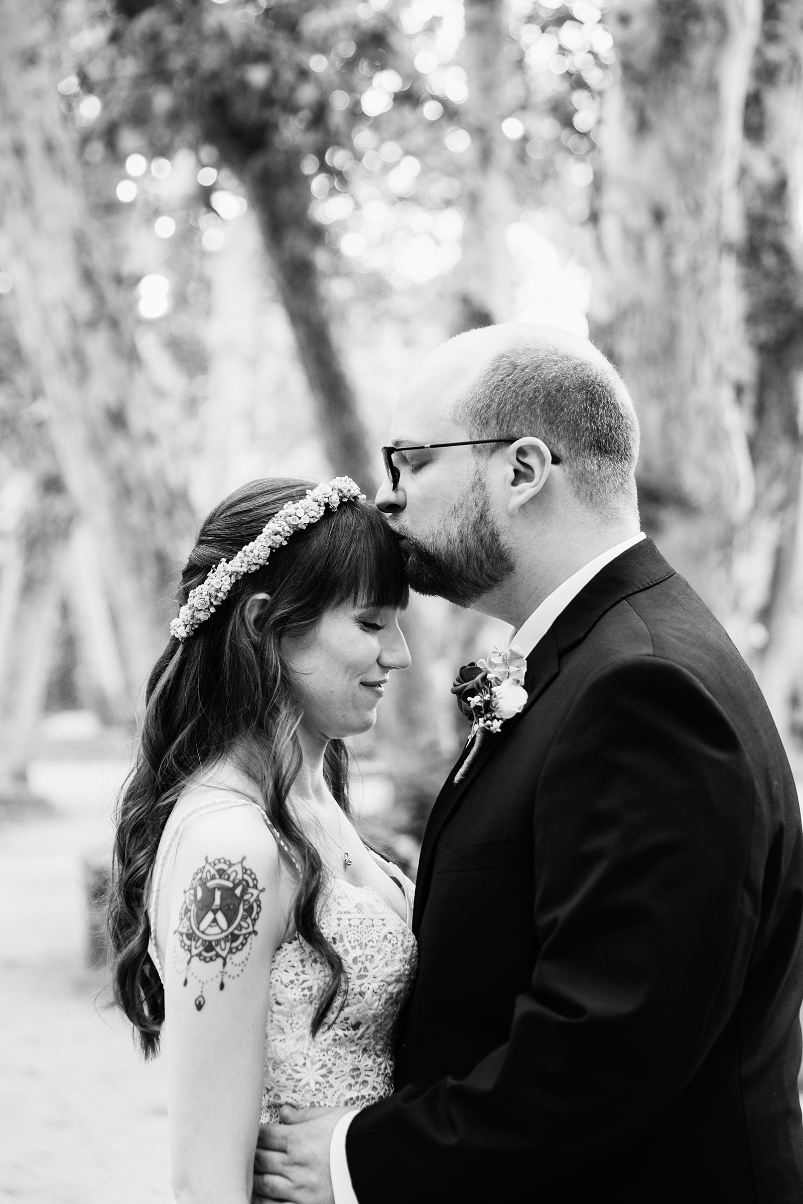 Bride and Groom share a kiss during their Los Abrigados wedding by Sedona wedding photographer PMA Photography.
