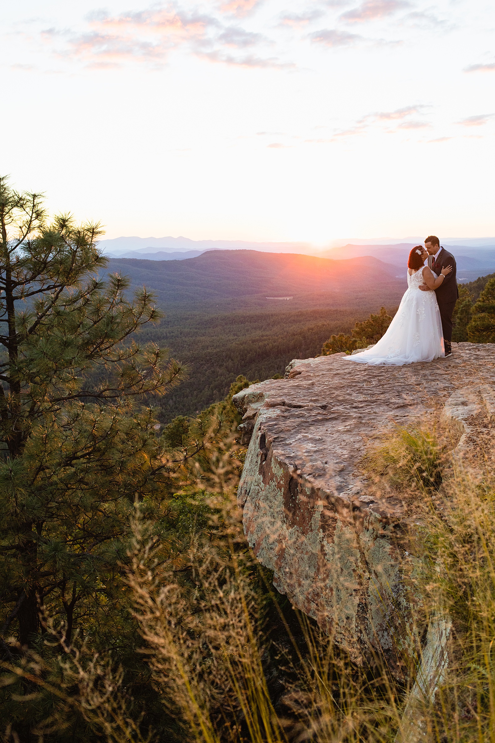 Adventurous couple share a kiss during their Mogollon Rim elopement by Northern Arizona elopement photographer PMA Photography.