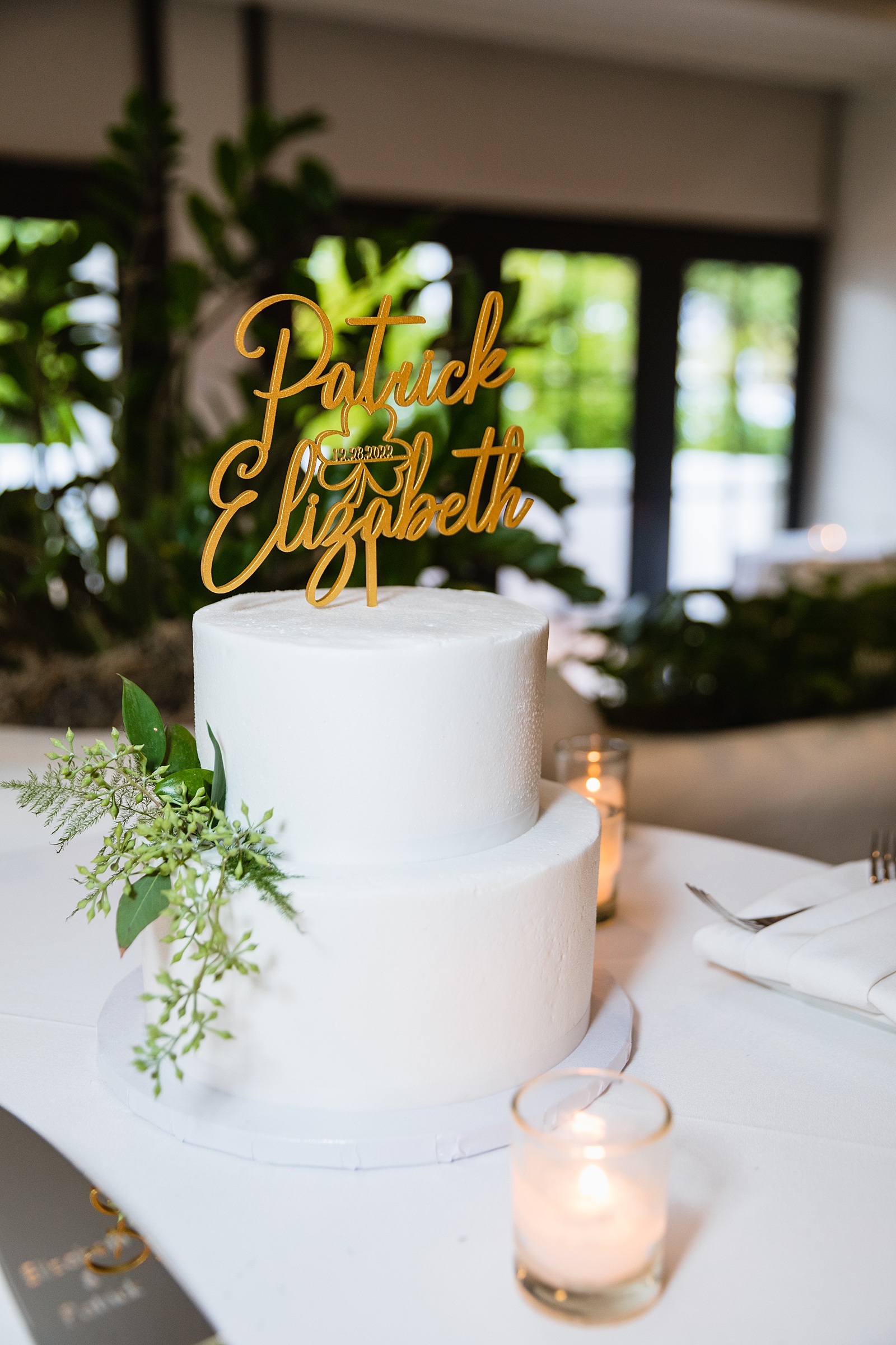 Simple white wedding cake by Arizona wedding photographer PMA Photography.