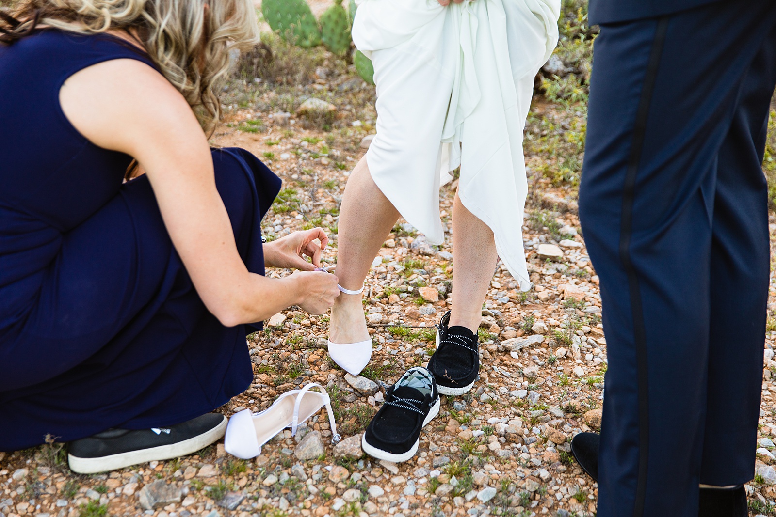 Bride changing her shoes for her wedding by Phoenix wedding photographers PMA Photographer