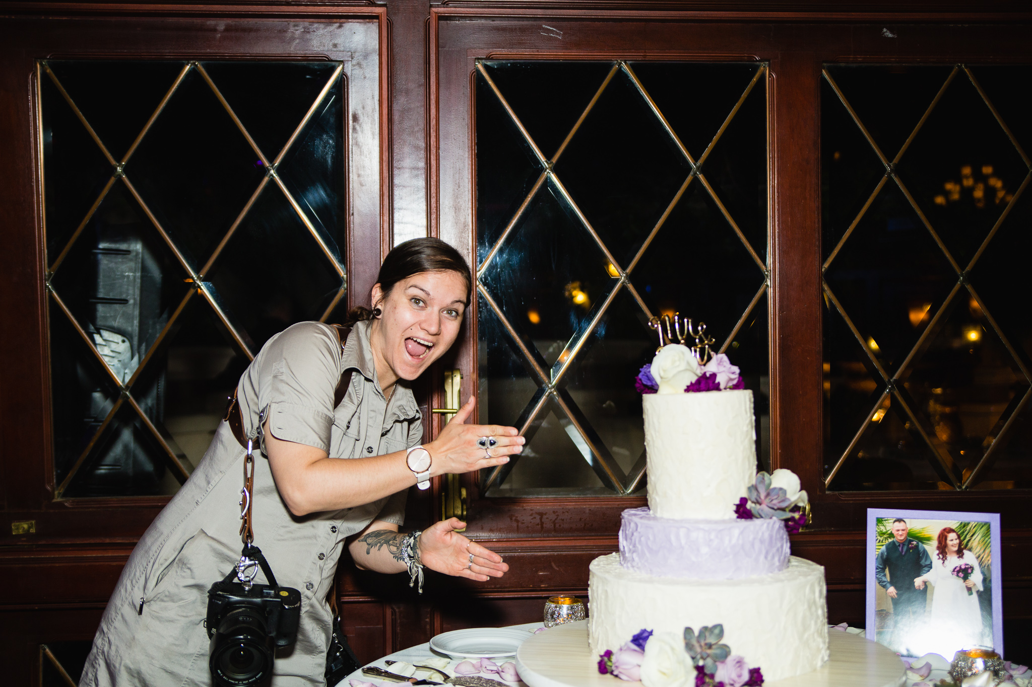 Jenn from PMA Photography posing with a wedding cake.